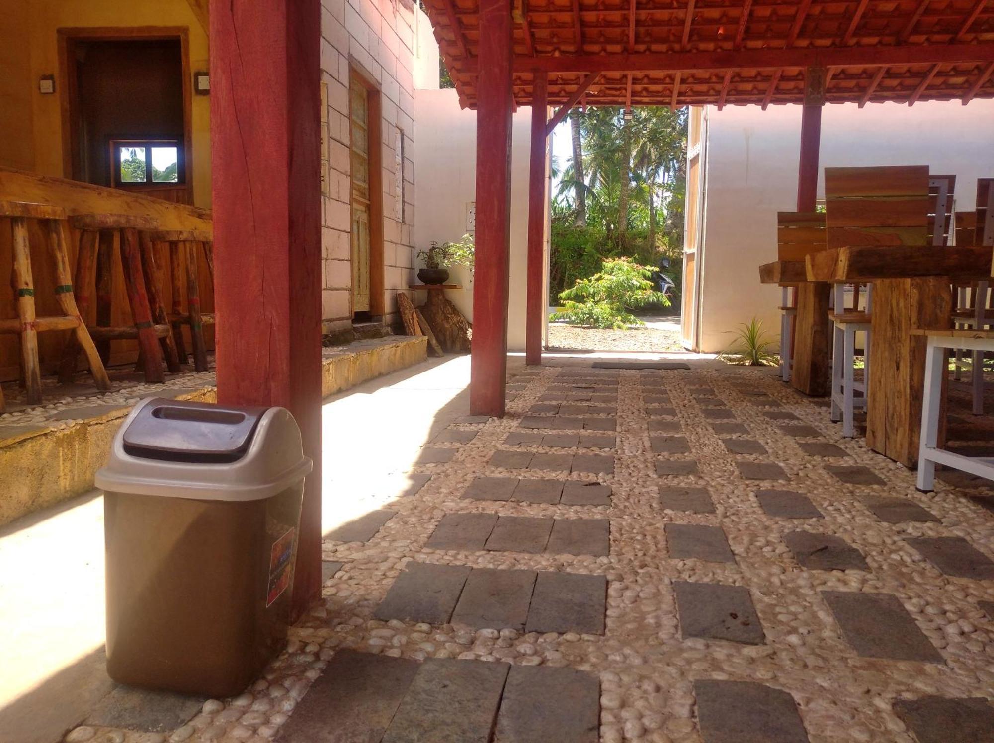 בניוואנגי Wooden Kemiren Homestay Banyuwangi מראה חיצוני תמונה